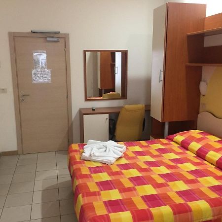 Hotel New Happy Римини Экстерьер фото