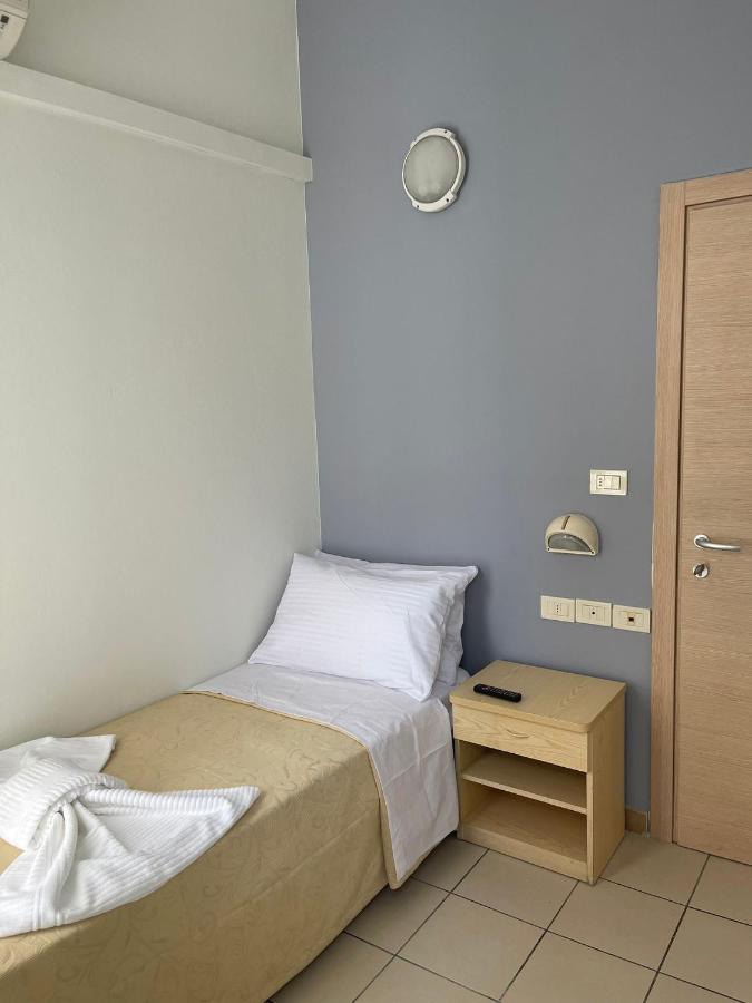 Hotel New Happy Римини Экстерьер фото